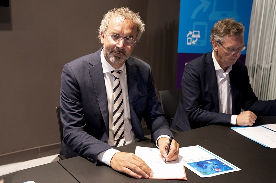 Dany Venema directeur Doc-Direkt zet handtekening