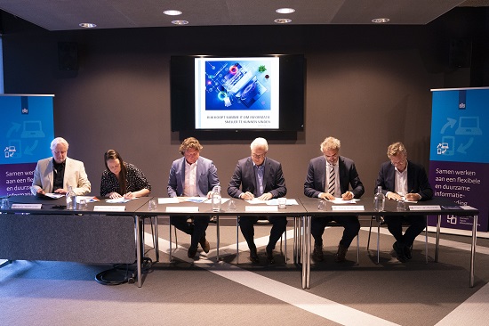 Leveranciers en opdrachtgevers ondertekenen de overeenkomst op 28 juni 2022. V.l.n.r.: Harry Steenhuisen (Octobox), Wendy ter Horst (Indica), Elmar Pigeaud (Indica), Rob Nijman (IBM), Dany Venema (Doc-Direkt) en Marc van Hilvoorde (CIO Rijk).